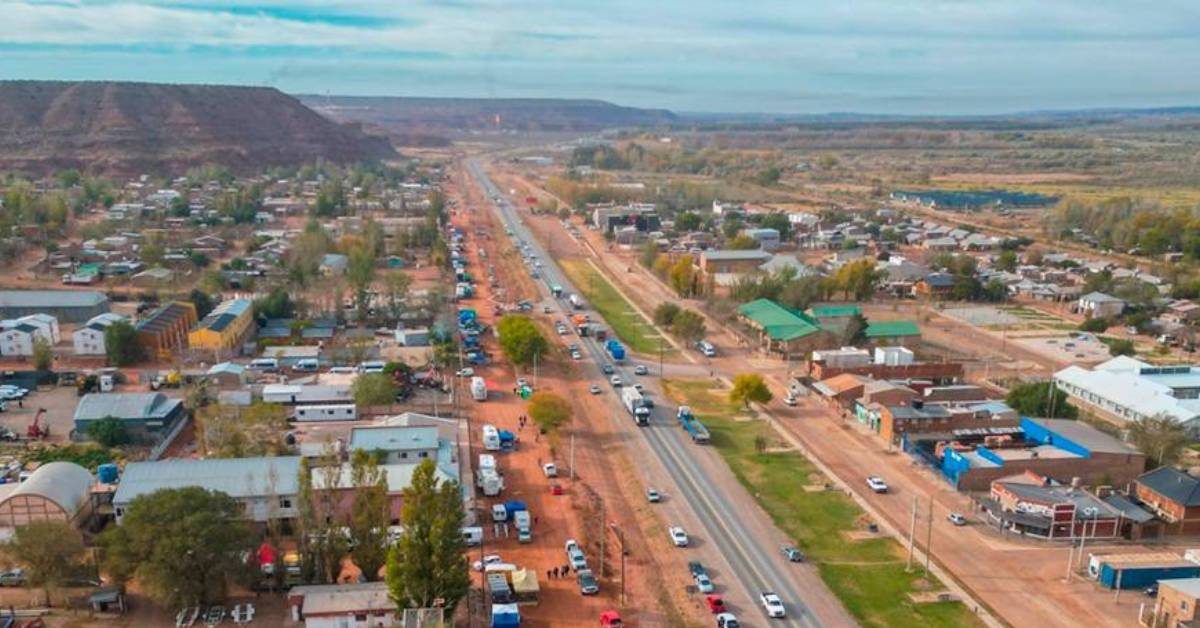 Provincia y municipio transformarán un tramo de la Ruta 7 en avenida urbana en Añelo La obra incluirá siete intervenciones clave, reemplazo de semáforos por rotondas y conectará los sectores Alto y Bajo de la localidad. El gobierno provincial financiará los trabajos